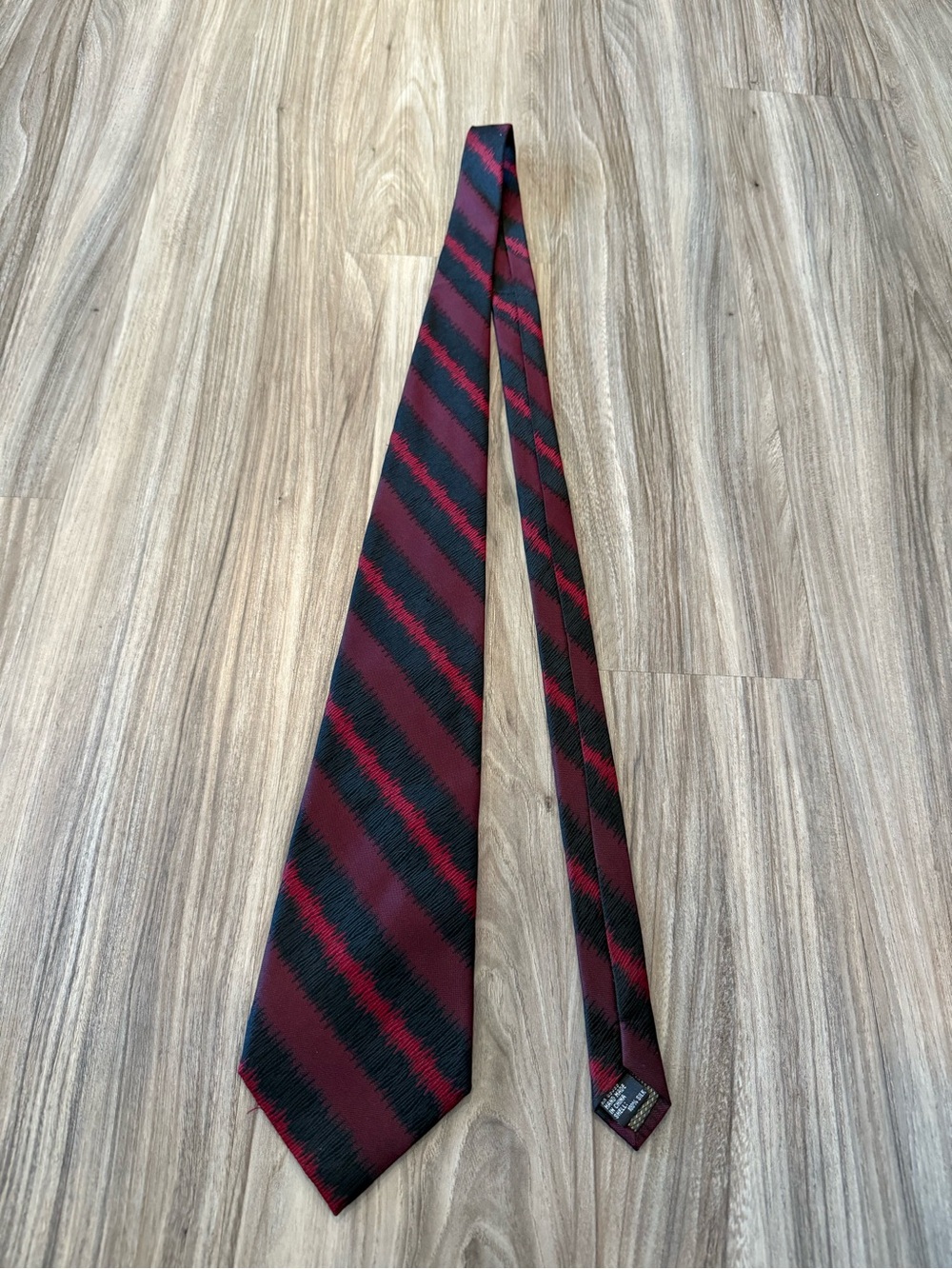 Paul Dione 100% Silk Men's Burgundy and Black Diagonal Stripe Tie - Handmade - Picture 8 of 8